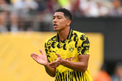 Jobe Bellingham applaudiert