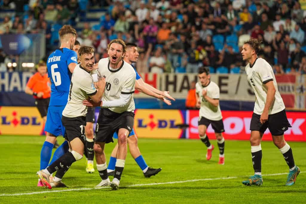 U21