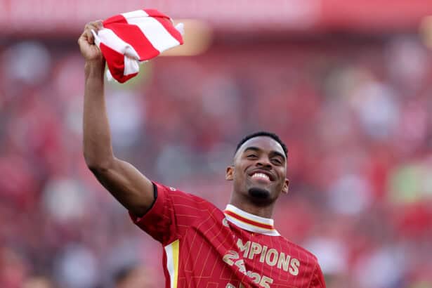 Ryan Gravenberch feiert den Meistertitel des FC Liverpool