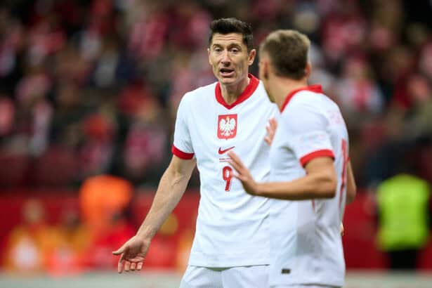 Robert Lewandowski diskutiert mit einem Mitspieler