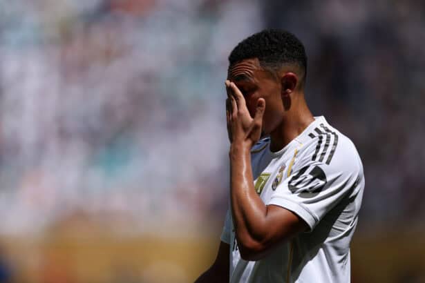 Trent Alexander-Arnold schlägt die Hände vor dem Gesicht zusammen