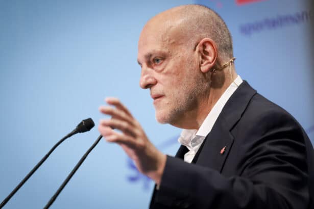 Javier Tebas an einem Rednerpult