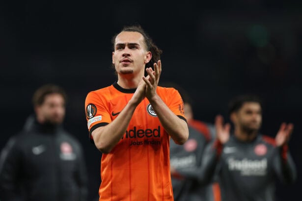 Arthur Theate applaudiert