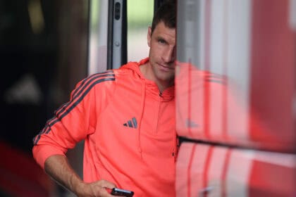 Thomas Müller steigt aus dem Mannschaftsbus aus