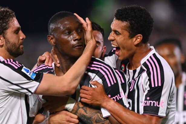 Randal Kolo Muani wird von seinen Teamkollegen geherzt