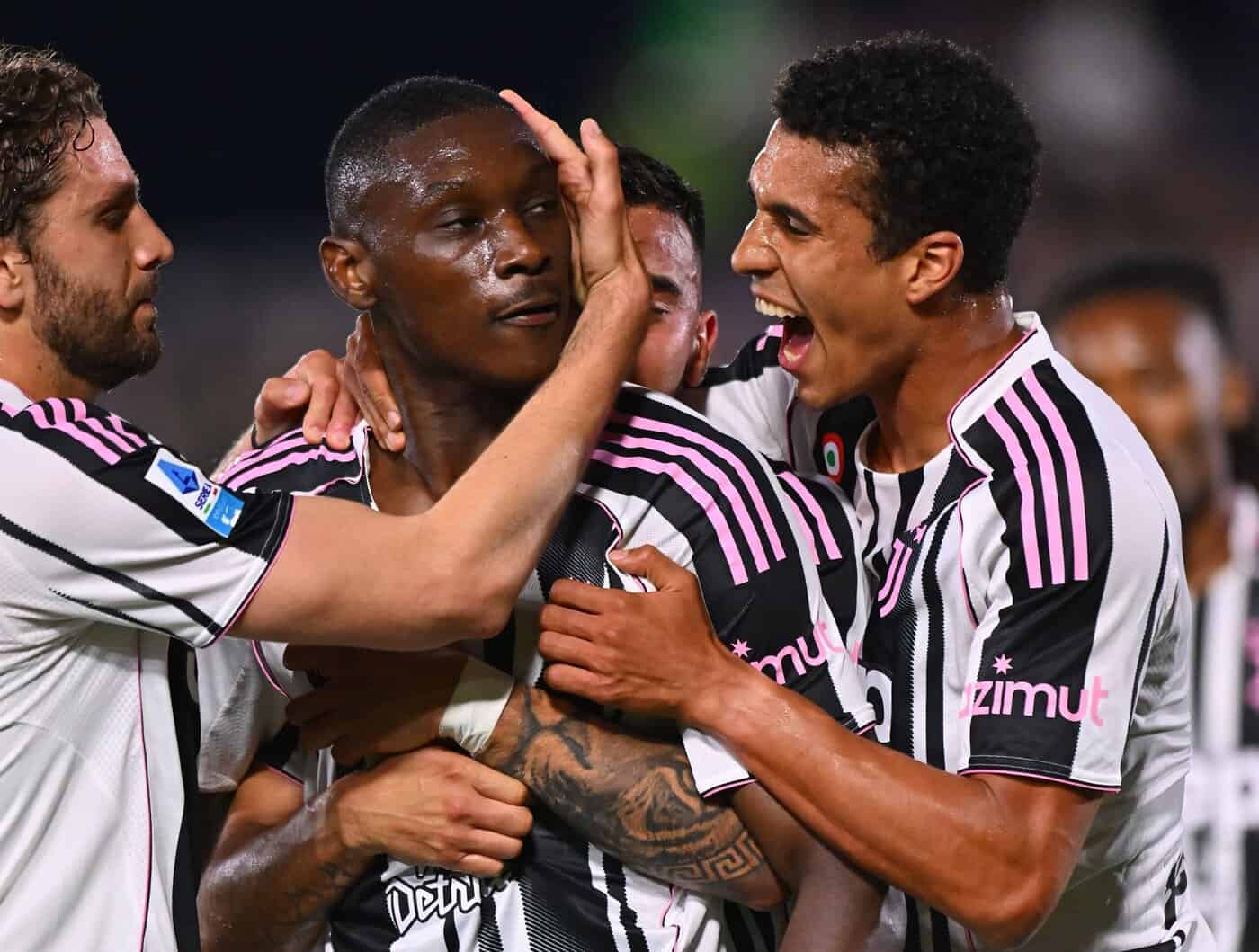 Randal Kolo Muani wird von seinen Teamkollegen geherzt