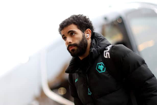 Rayan Ait-Nouri steigt aus dem Mannschaftsbus aus