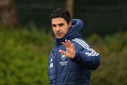 Mikel Arteta winkt