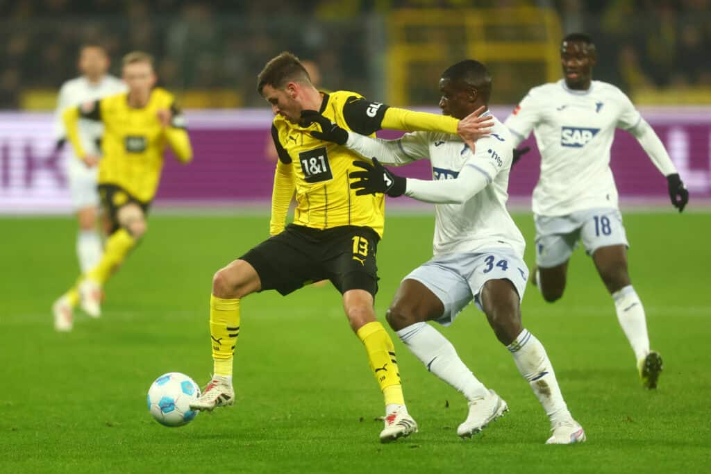 Stanley Nsoki im Zweikampf mit Pascal Groß