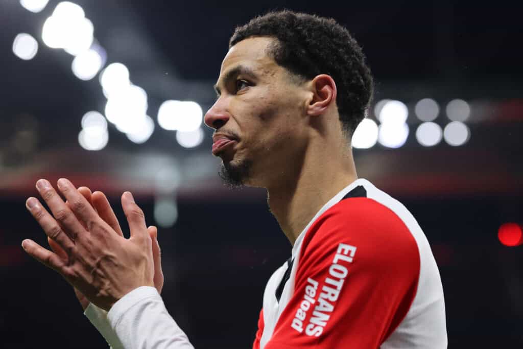 Hugo Ekitike applaudiert