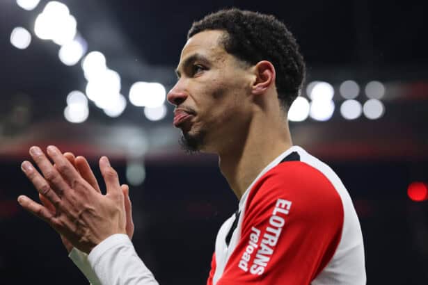 Hugo Ekitike applaudiert