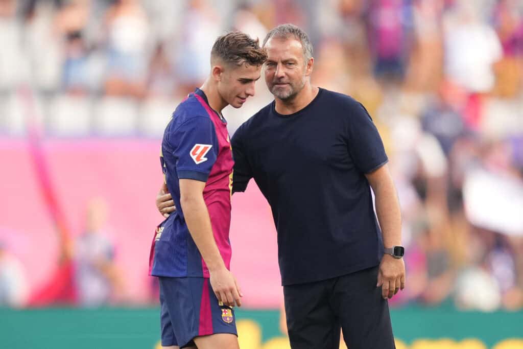 Fermin Lopez und Hansi Flick vom FC Barcelona
