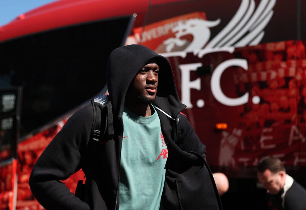 Ibrahima Konate verlässt den Mannschaftsbus