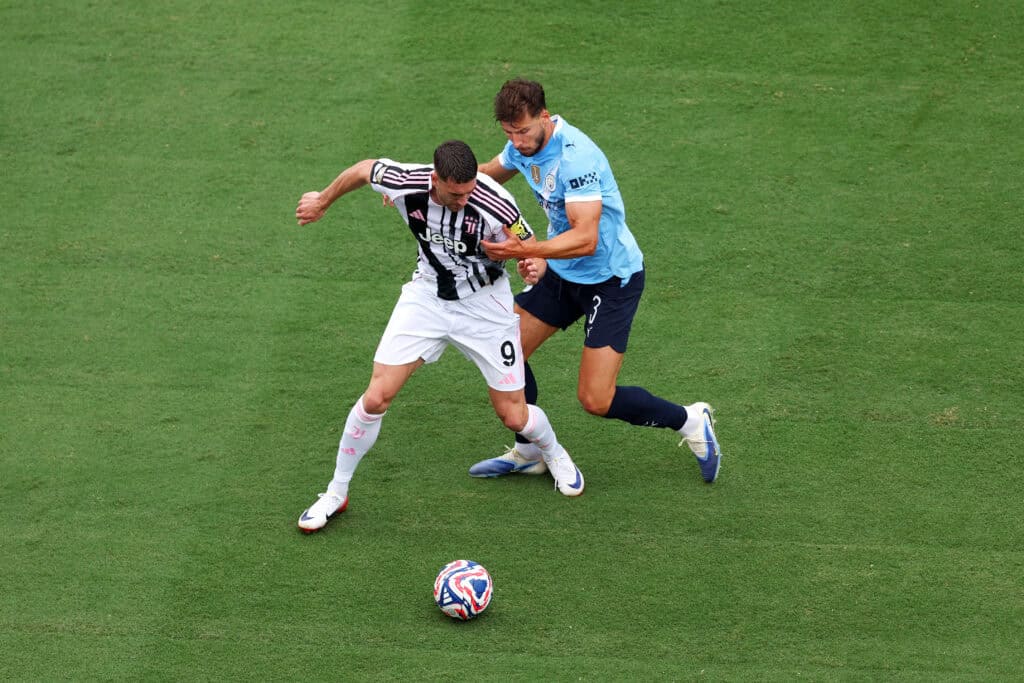 Ruben Dias im Zweikampf mit Dusan Vlahovic