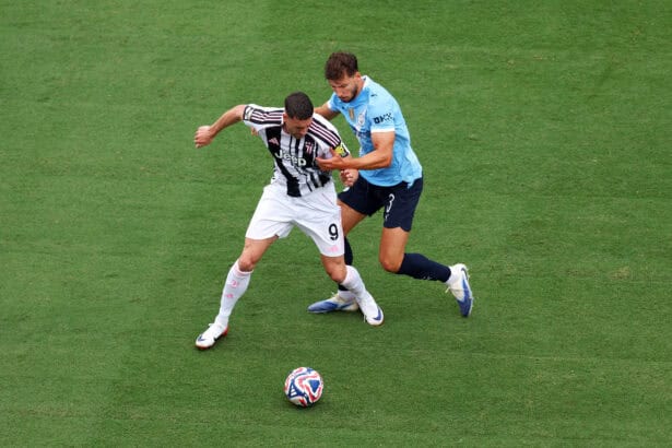 Ruben Dias im Zweikampf mit Dusan Vlahovic
