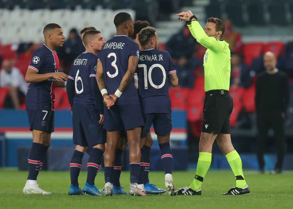 Neymar und seine Teamkollegen diskutieren mit Dr. Felix Brych