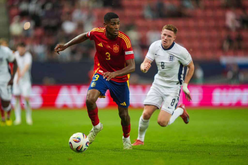 Cristhian Mosquera läuft Elliot Anderson davon
