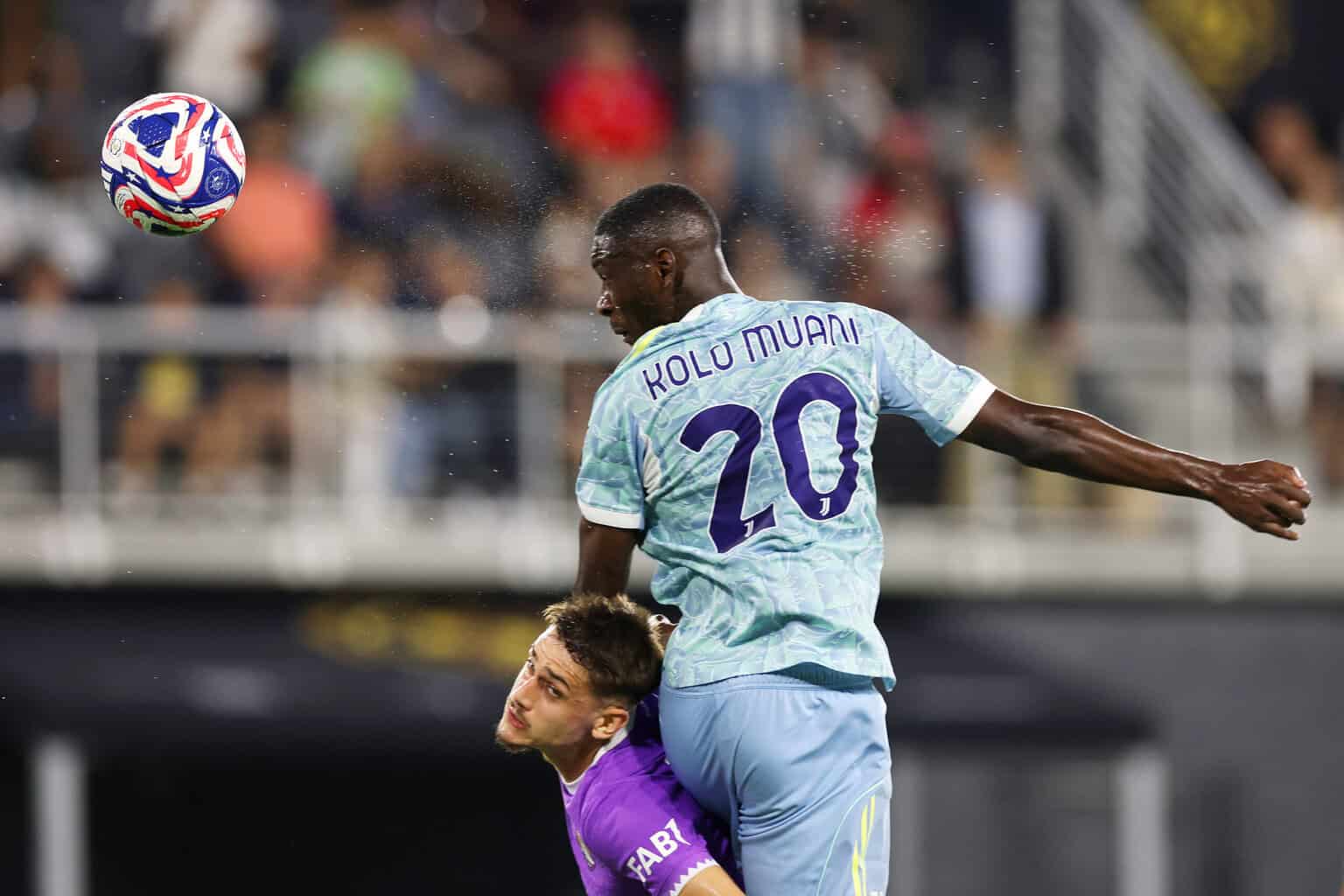 Randal Kolo Muani im Luftduell