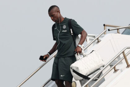 Nicolas Jackson steigt aus einem Flugzeug