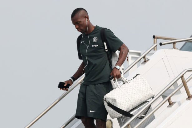 Nicolas Jackson steigt aus einem Flugzeug