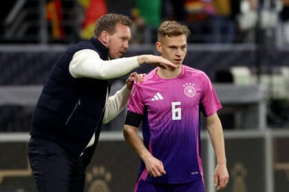 Julian Nagelsmann gibt Joshua Kimmich Anweisungen