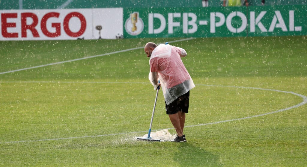 DFB-Pokal: Köpenicker Standard-Hattrick, Unwetter-Chaos bei Leverkusen-Spiel