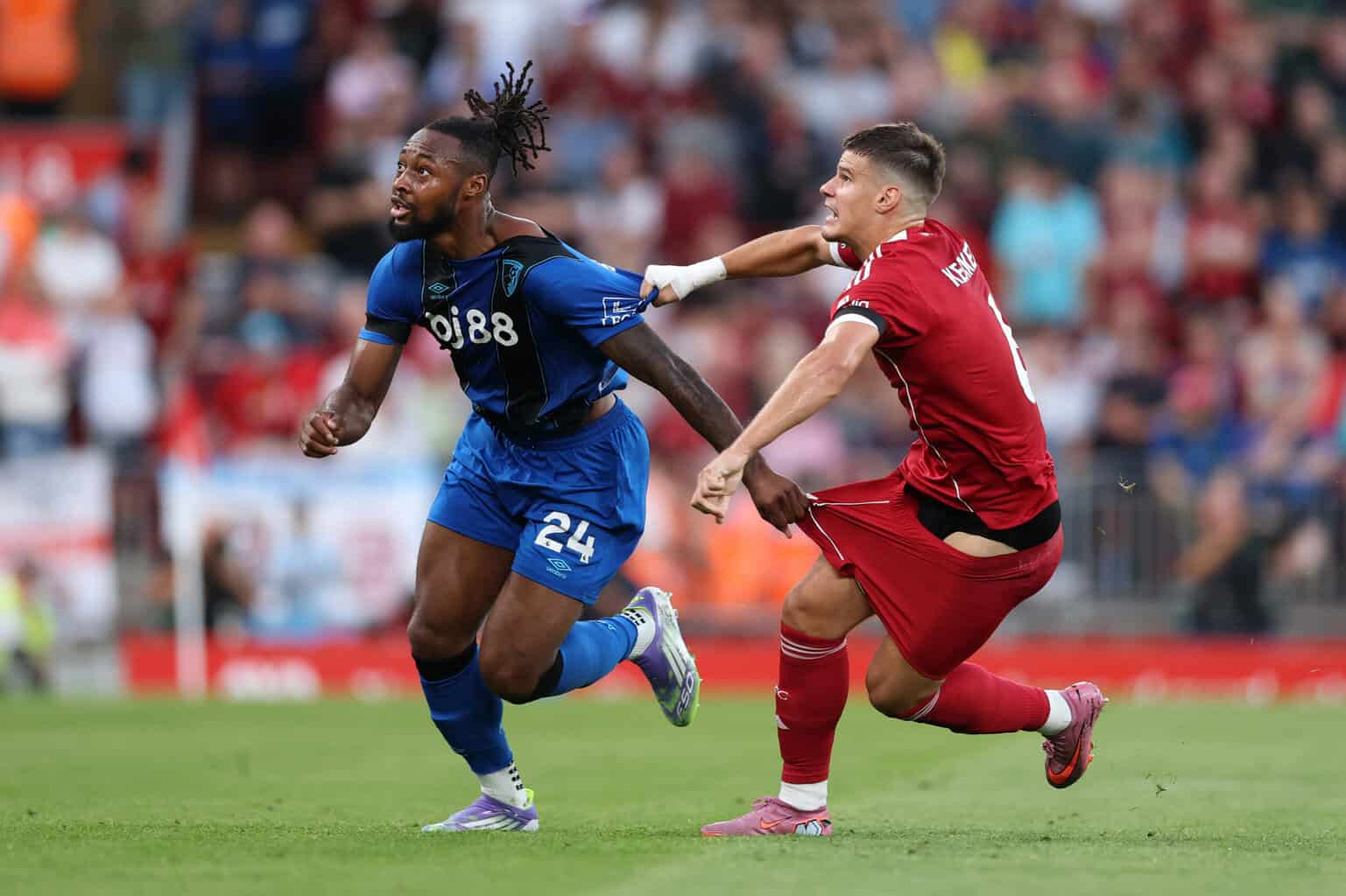 Milos Kerkez në një duel me Antoine Semenyo