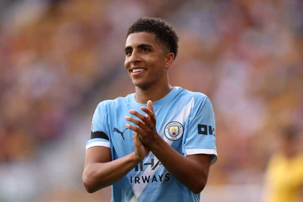 Rico Lewis applaudiert
