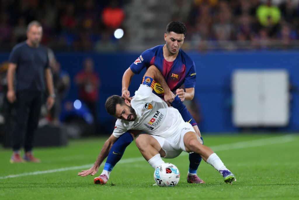 Roony Bardghji im Zweikampf mit Jose Luis Gaya