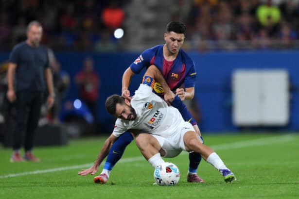 Roony Bardghji im Zweikampf mit Jose Luis Gaya