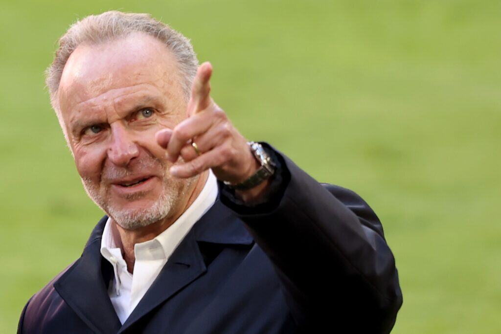Karl-Heinz Rummenigge zeigt mit dem Finger in die Ferne