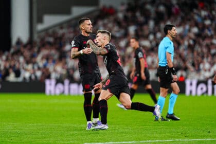 Torjubel Alejandro Grimaldo Bayer 04 Leverkusen, 20 nach Tor zum 1:1 per Freistoss DEN, FC Kopenhagen vs. Bayer 04 Leverkusen, Fussball, UEFA Champions League, Spieltag 1, Spielzeit 2025/2026, 18.09.2025 DEN, FC Kopenhagen vs. Bayer 04 Leverkusen, Fussball, UEFA Champions League, Spieltag 1, Spielzeit 2025/2026, 18.09.2025 Kopenhagen *** Goal celebration Alejandro Grimaldo Bayer 04 Leverkusen, 20 after scoring 1 1 from free kick DEN, FC Copenhagen vs Bayer 04 Leverkusen, Football, UEFA Champions League, Matchday 1, Season 2025 2026, 18 09 2025 DEN, FC Copenhagen vs Bayer 04 Leverkusen, Football, UEFA Champions League, Matchday 1, Season 2025 2026, 18 09 2025 Copenhagen Copyright: xEibner-Pressefoto/MarcelxvonxFehrnx EP_MFN