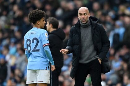 Pep Guardiola gibt Rico Lewis Anweisungen
