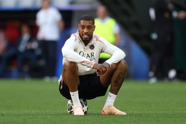 Presnel Kimpembe hockt auf dem Ball