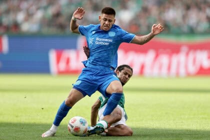 Isaac Schmidt grätscht Claudio Echeverri den Ball ab