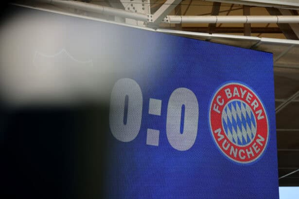 Das Logo des FC Bayern München auf einer Anzeigetafel