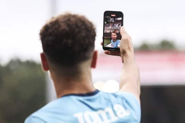 Fisnik Asllani macht ein Selfie