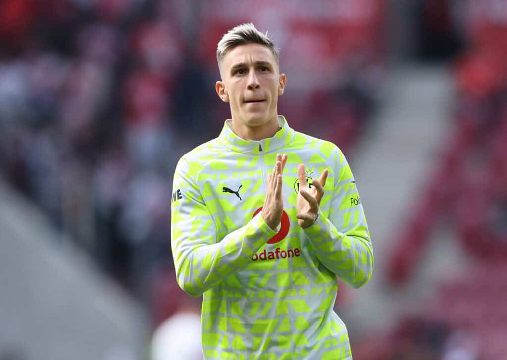 Nico Schlotterbeck applaudiert beim Aufwärmen