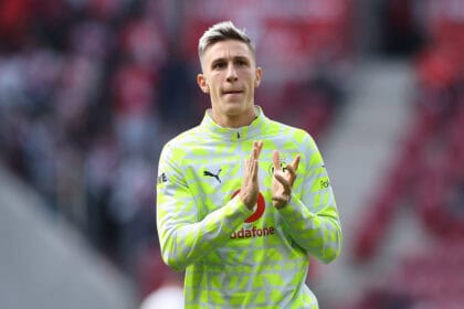 Nico Schlotterbeck applaudiert beim Aufwärmen