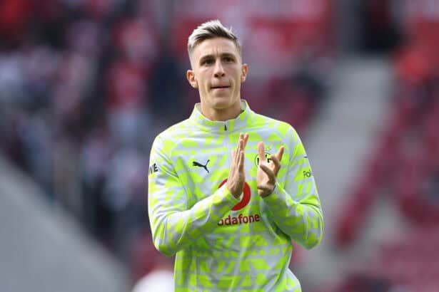 Nico Schlotterbeck applaudiert beim Aufwärmen