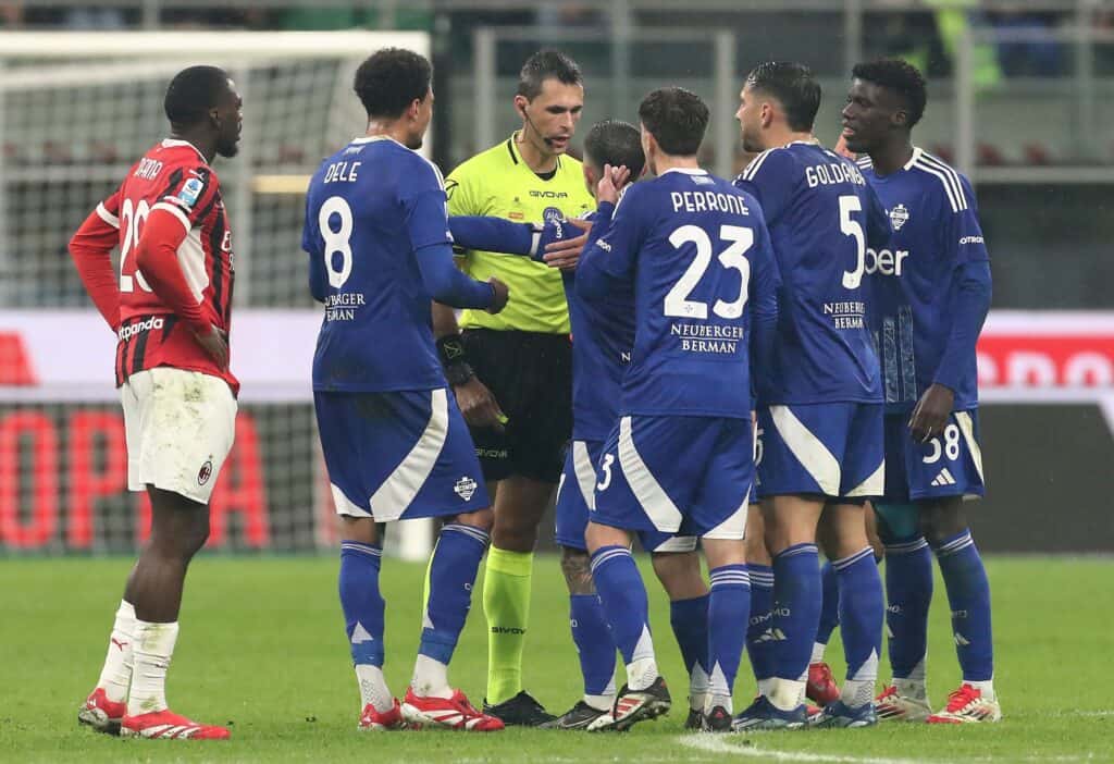 Spieler von Como 1907 diskutieren mit dem Schiedsrichter
