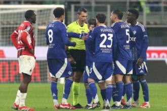 Spieler von Como 1907 diskutieren mit dem Schiedsrichter