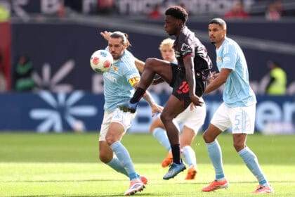 Ernest Poku behauptet sich gegen Christopher Trimmel und Danilho Doekhi