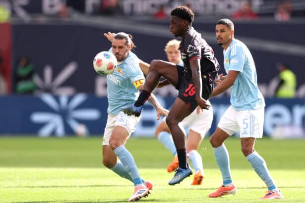 Ernest Poku behauptet sich gegen Christopher Trimmel und Danilho Doekhi