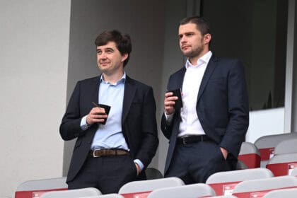 Dr. Steffen Merkel und Dr. Marc Lenz stehen auf der Tribüne