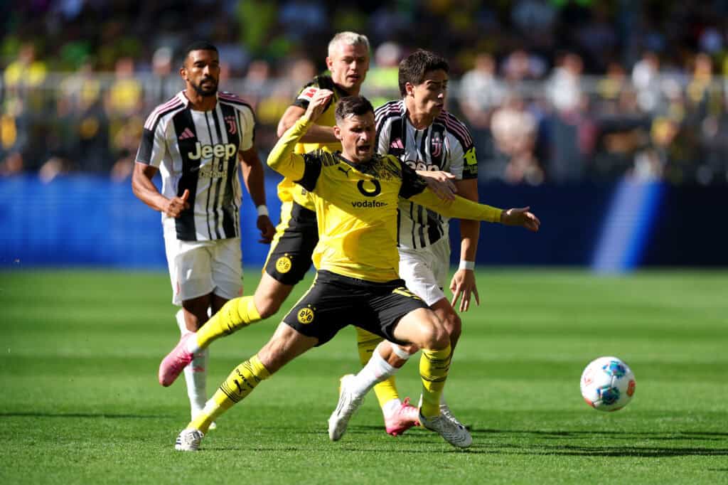 Pascal Groß im Zweikampf mit Kenan Yildiz