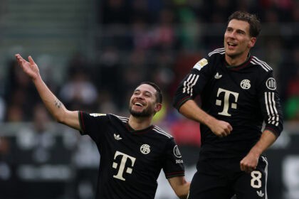 Raphael Guerreiro jubelt mit Leon Goretzka