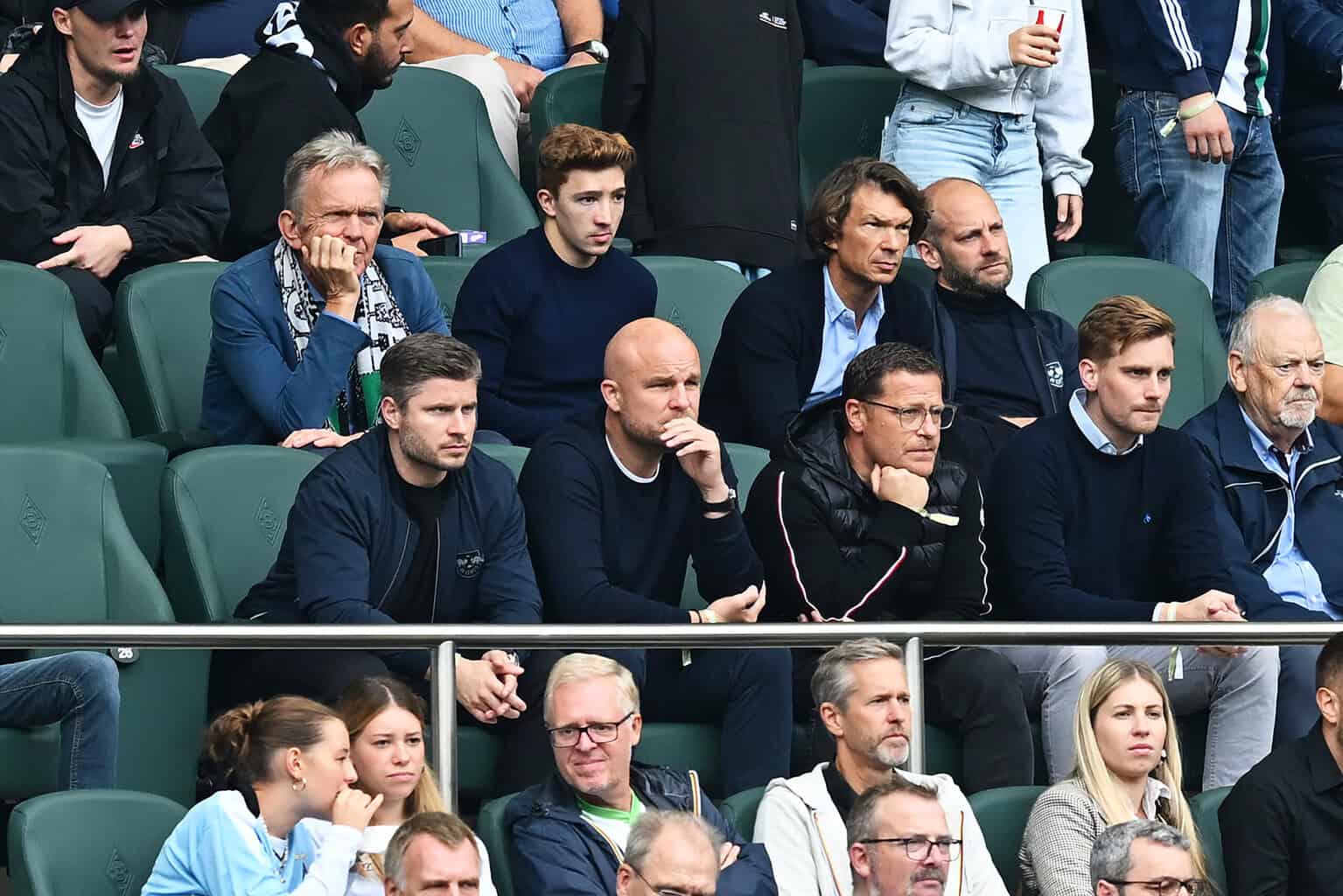 Rouven Schröder sitzt bei Borussia Mönchengladbach auf der Tribüne
