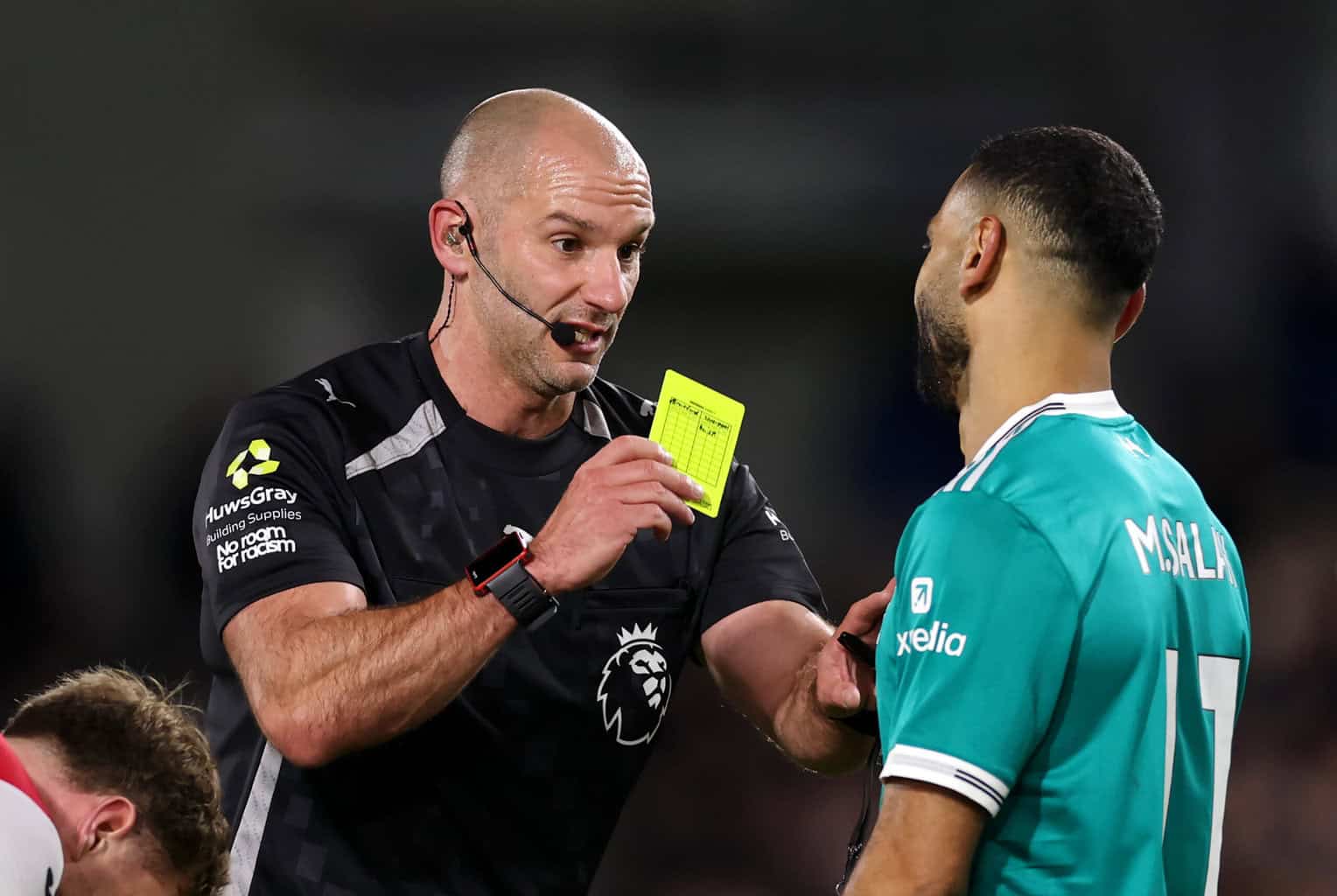 Tim Robinson zeigt Mohamed Salah die gelbe Karte