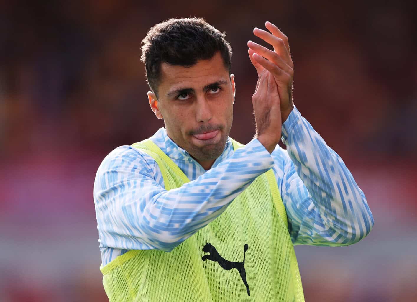 Rodri applaudiert beim Aufwärmen